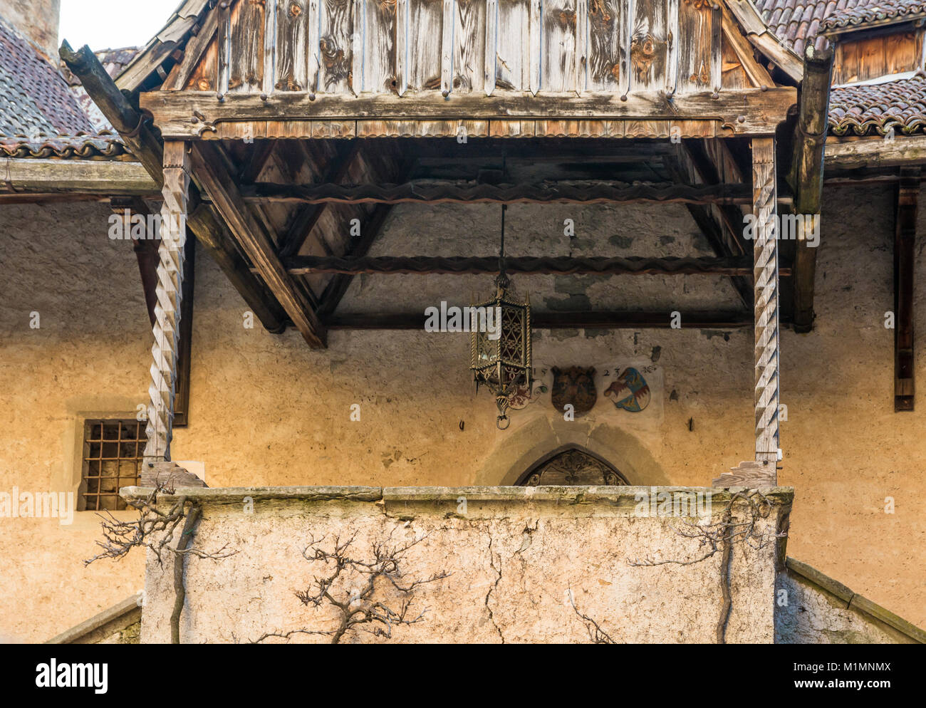 Castello d'Enna (Schloss Enn in lingua tedesca): dettagli del suggestivo castello localed su di una collina sopra la montagna in Alto Adige, Bolzano, Italia. Esso w Foto Stock