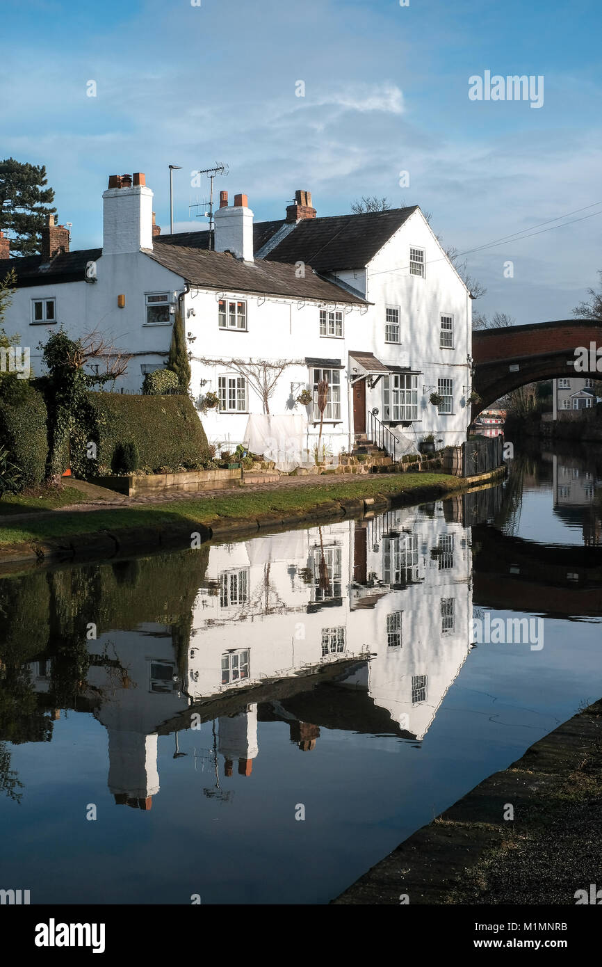 Banca Canale di Beagle cottage nel pittoresco villaggio di Cheshire di Lymm, a sud di Manchester Foto Stock