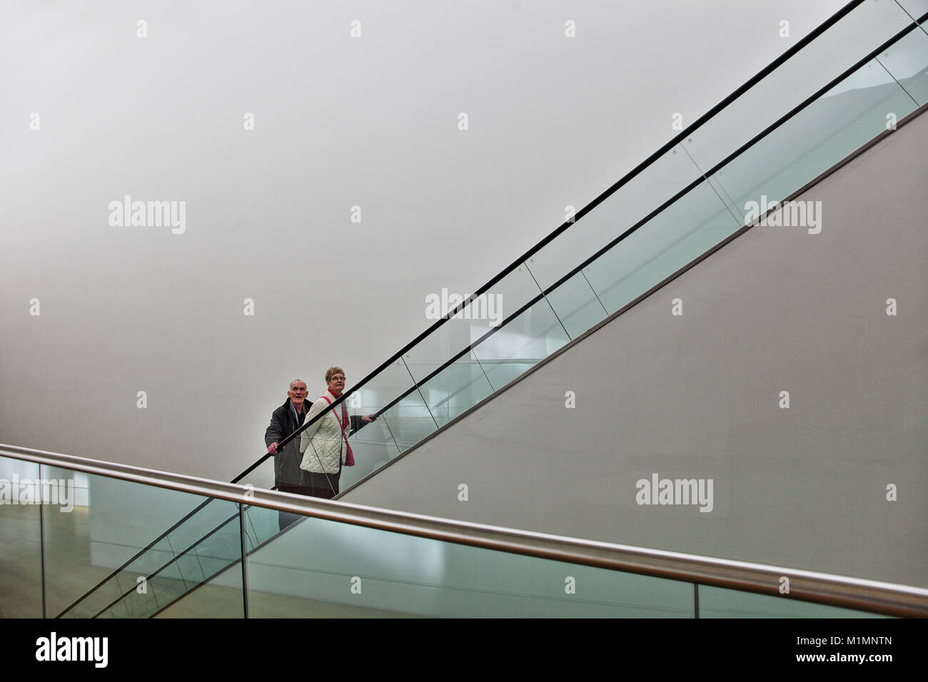 Due persone sulla scala mobile nel National Portrait Gallery di Londra, Inghilterra, Gran Bretagna Foto Stock
