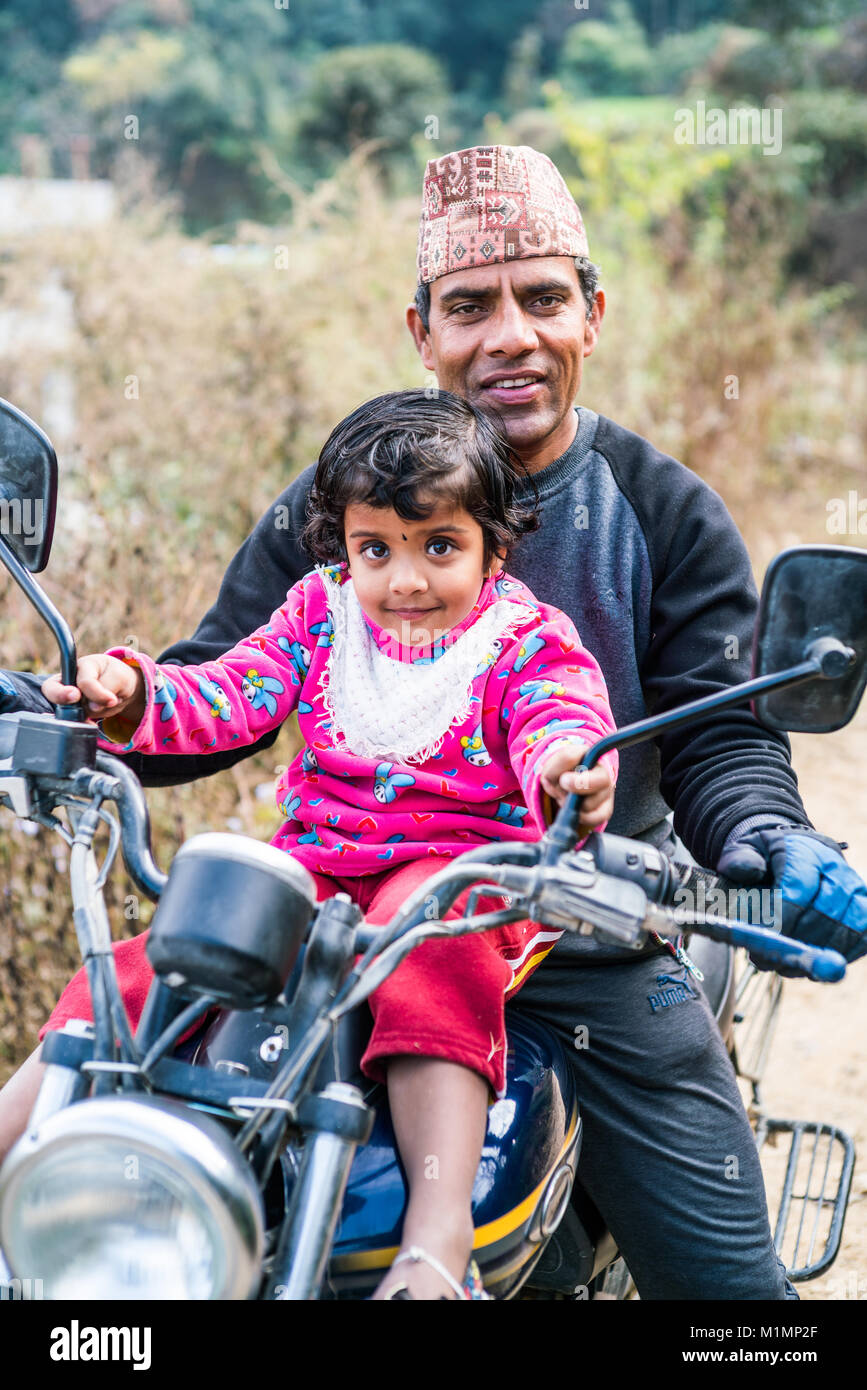 Il nepalese uomo con la figlia in sella alla moto, Nepal, Asia Foto Stock