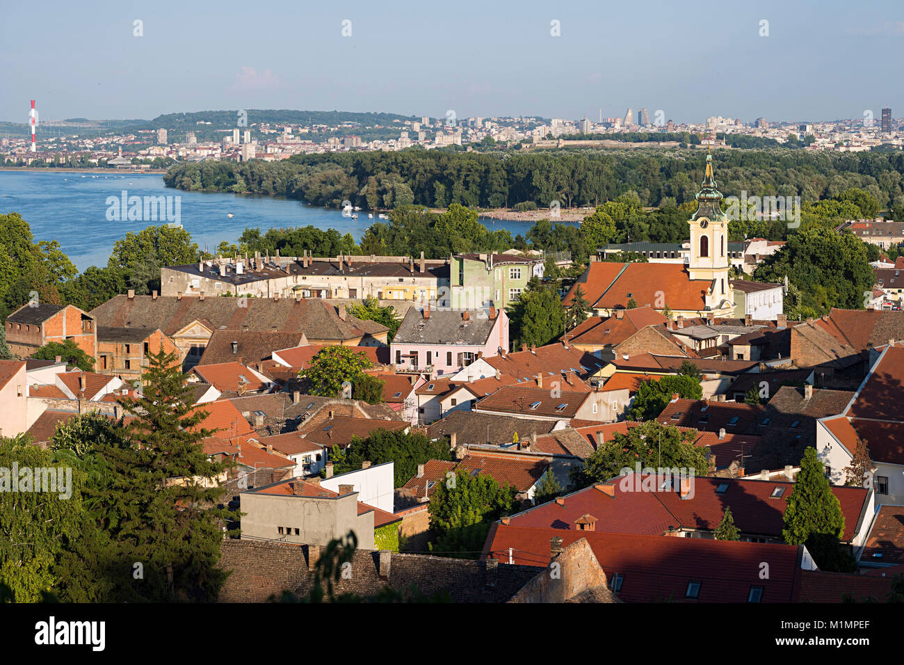 Vista sui tetti della capitale serba di Belgrado la città e il fiume del Danubio da parte della cittã chiamato Zemun Foto Stock