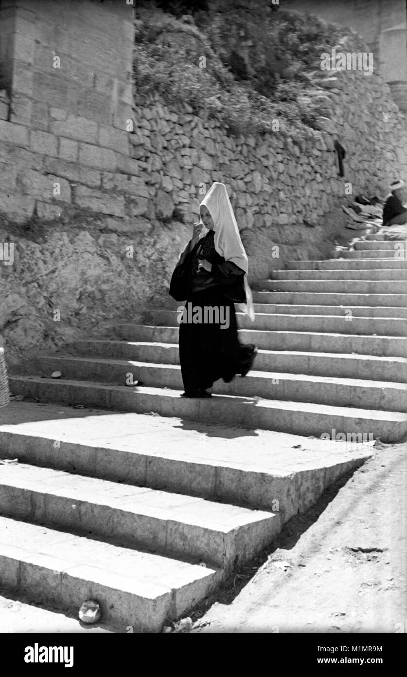 Donna musulmana Shatweh indossare copricapo in Palestina 1940 Foto Stock