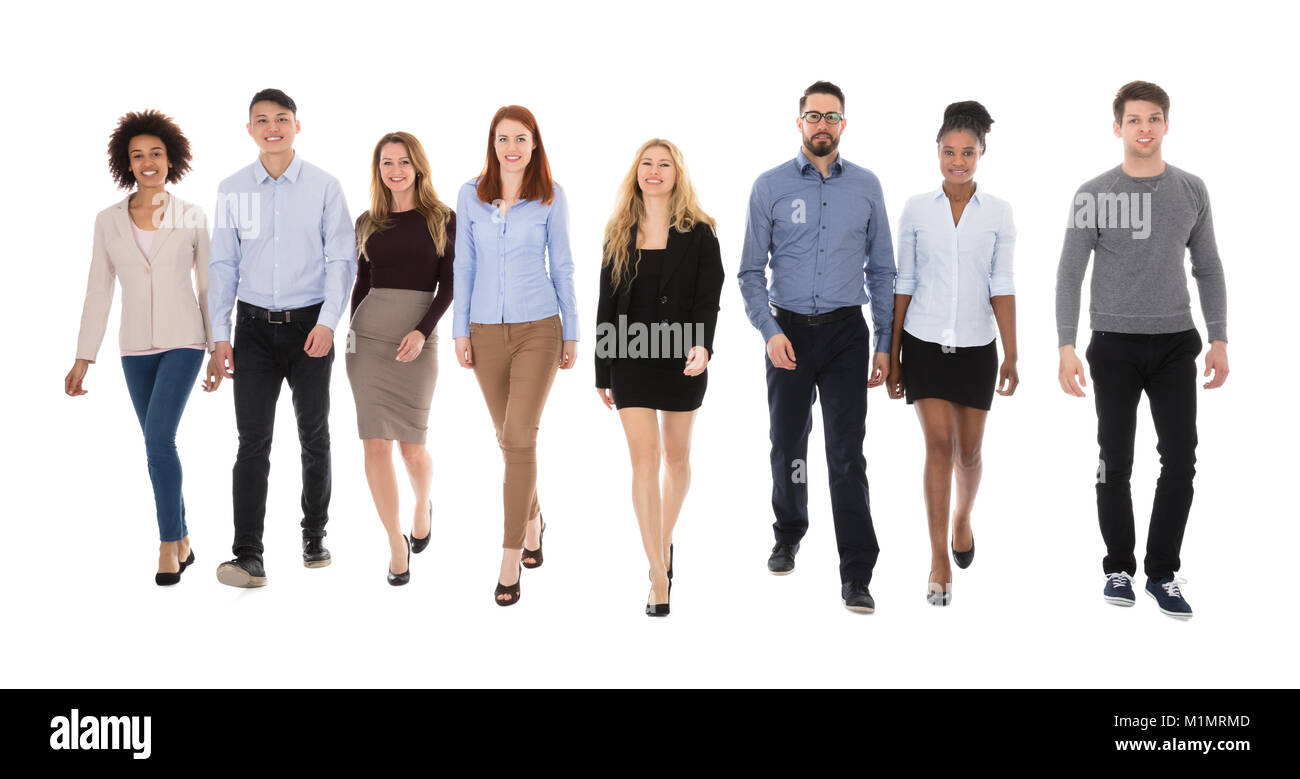 Ritratto di multirazziale studenti del college camminare su sfondo bianco Foto Stock