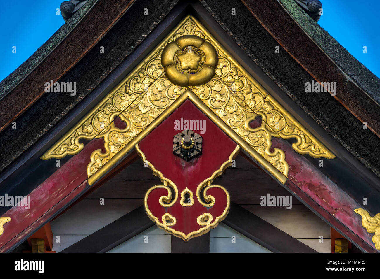 Gegyo (Gable ciondolo), Kazari Kanagu (ornamenti di metallo) giapponese colmo del tetto particolare di Honden (sala principale) di Yasaka sacrario scintoista. Giappone importante cultu Foto Stock