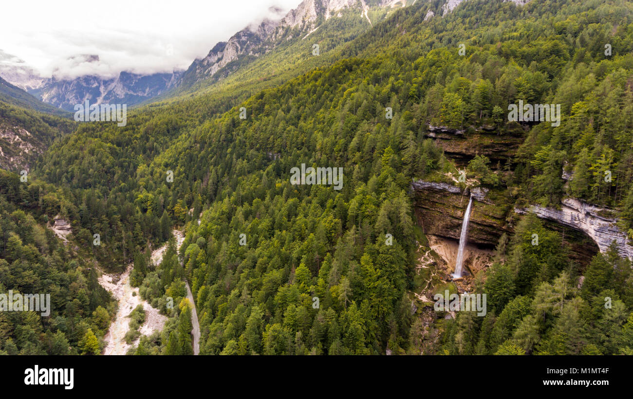 Vista aerea della valle di montagna con doppia caduta dell'acqua. Foto Stock