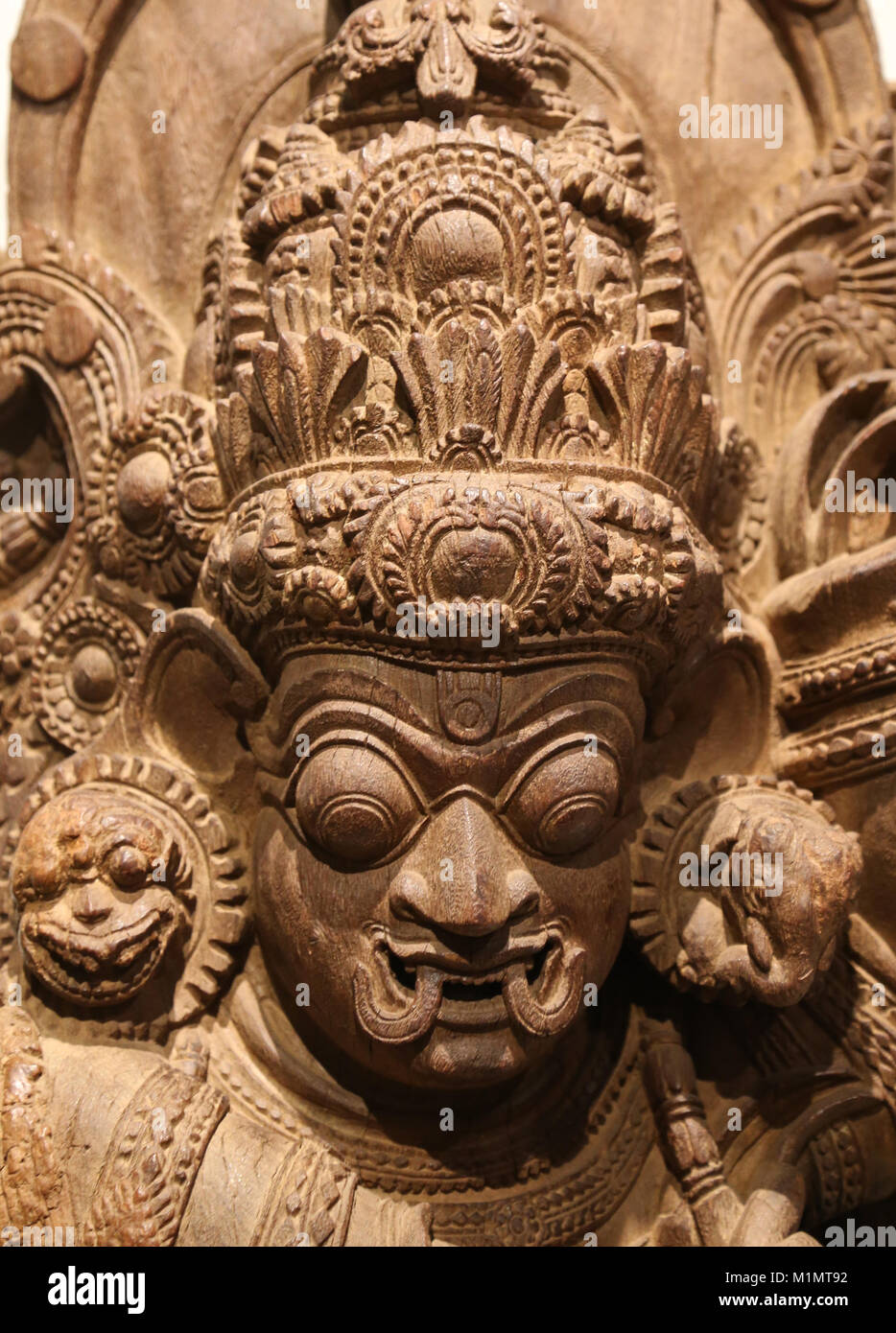 Dvarapala, portiere di un tempio. Legno intagliato scultura, XVI-XVII secolo. Il Kerala, nel sud dell India. Artista sconosciuto. Particolare del volto. Foto Stock