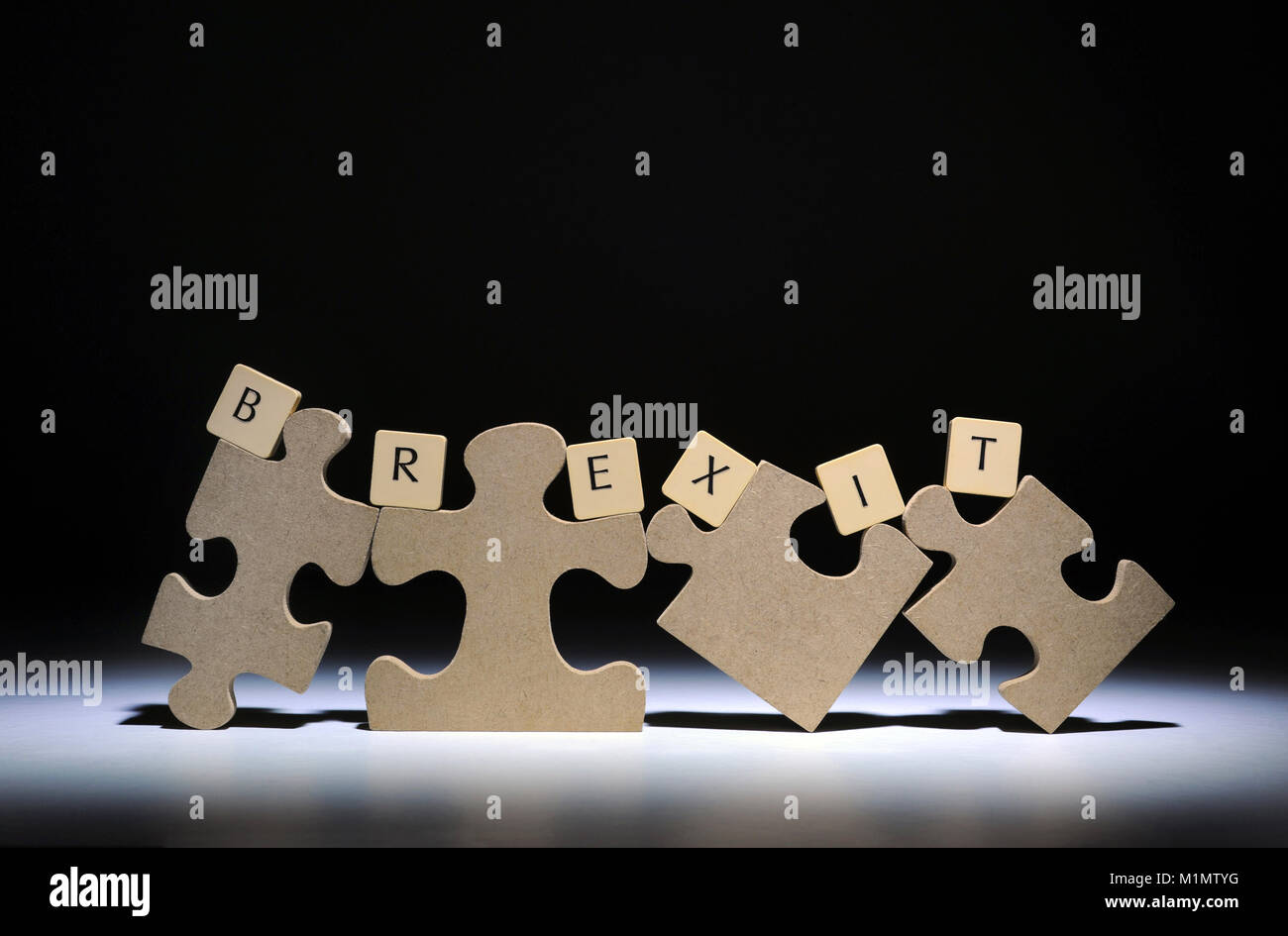 Pezzi di puzzle con piastrelle di Word Spelling 'BREXIT' nuovamente l'UE UNIONE EUROPEA BREXIT LASCIARE REFERENDUM ETC REGNO UNITO Foto Stock