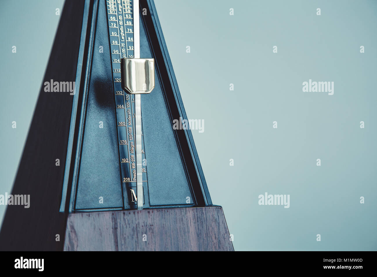 Girato a colori di un metronomo vintage Foto Stock