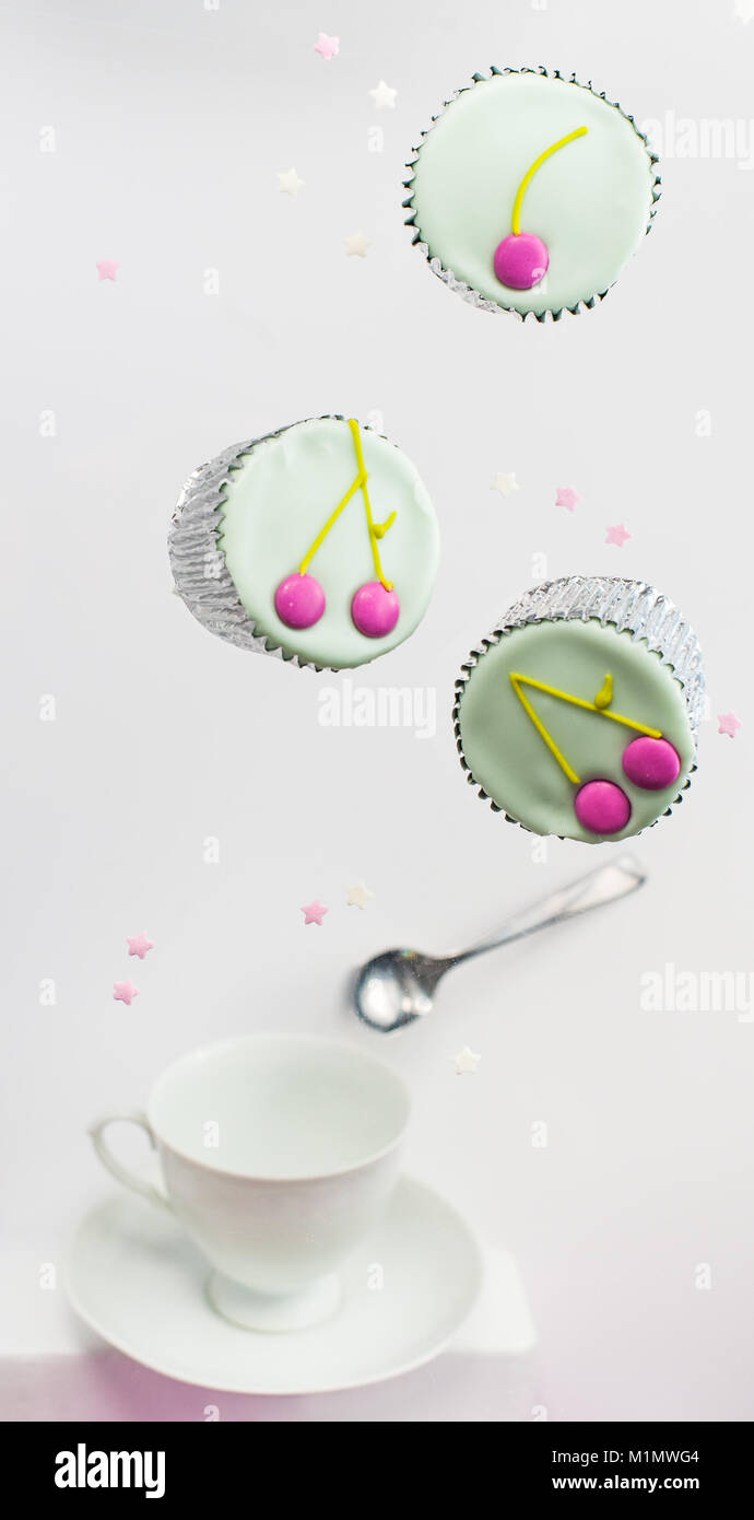 White set per il tè con un cucchiaio e la levitazione tazza colorata-dolci di zucchero e stelle Foto Stock