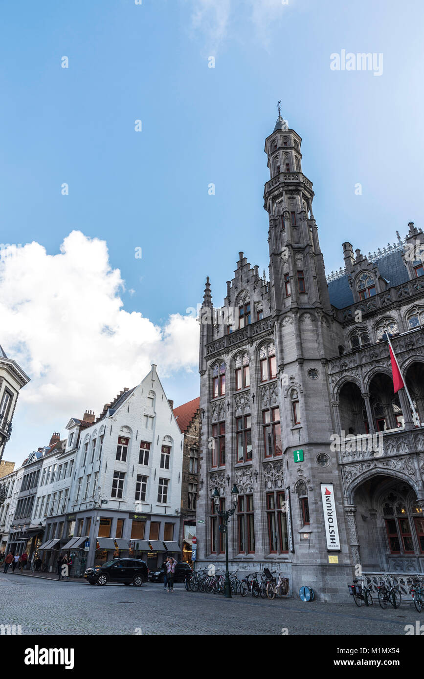 Bruges, Belgio - 31 agosto 2017: facciata della Historium Brugge, un museo dedicato alla storia della città medievale di Bruges con persone intorno a Foto Stock