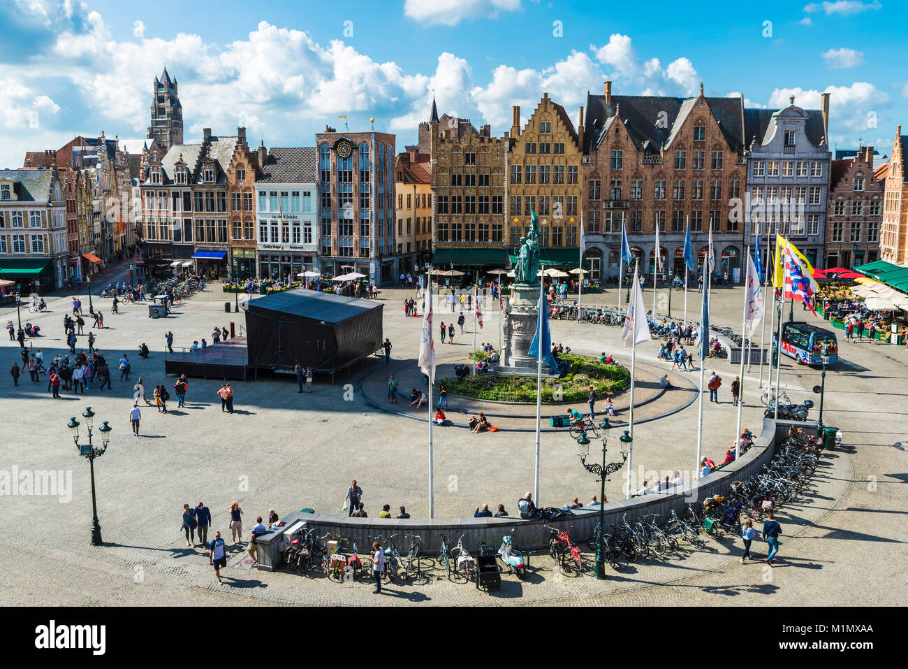 Bruges, Belgio - 31 agosto 2017: vista del Grote Markt ( Piazza del Mercato ) con la gente in giro per il centro storico della città medievale di Bruges, Foto Stock