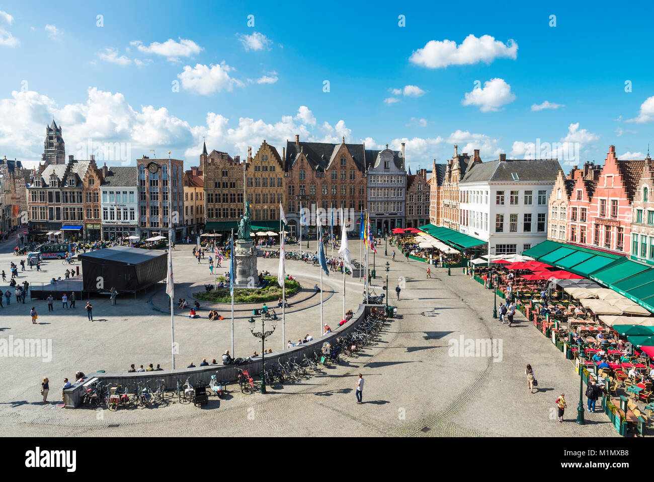 Bruges, Belgio - 31 agosto 2017: il vecchio colorate case tradizionali con i bar e i ristoranti del Grote Markt ( Piazza del Mercato ) con le persone intorno ho Foto Stock