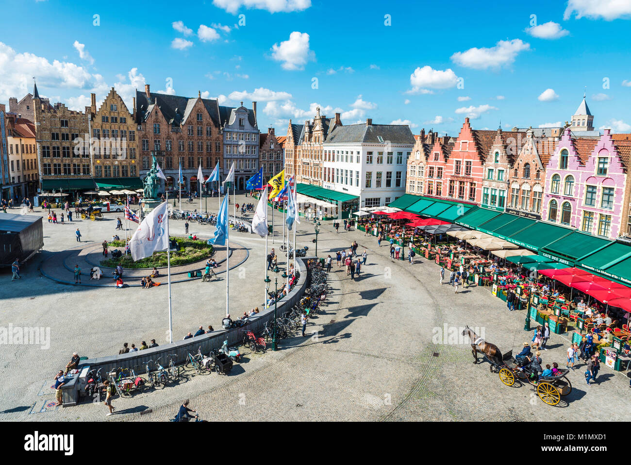 Bruges, Belgio - 31 agosto 2017: il vecchio colorate case tradizionali con i bar e i ristoranti del Grote Markt ( Piazza del Mercato ) con le persone intorno ho Foto Stock