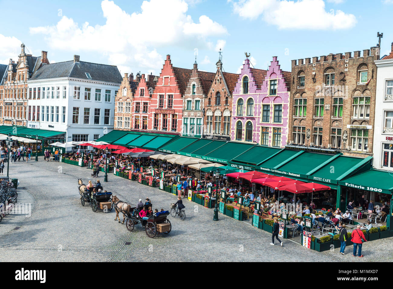 Bruges, Belgio - 31 agosto 2017: il vecchio colorate case tradizionali con i bar e i ristoranti del Grote Markt ( Piazza del Mercato ) con le persone intorno ho Foto Stock