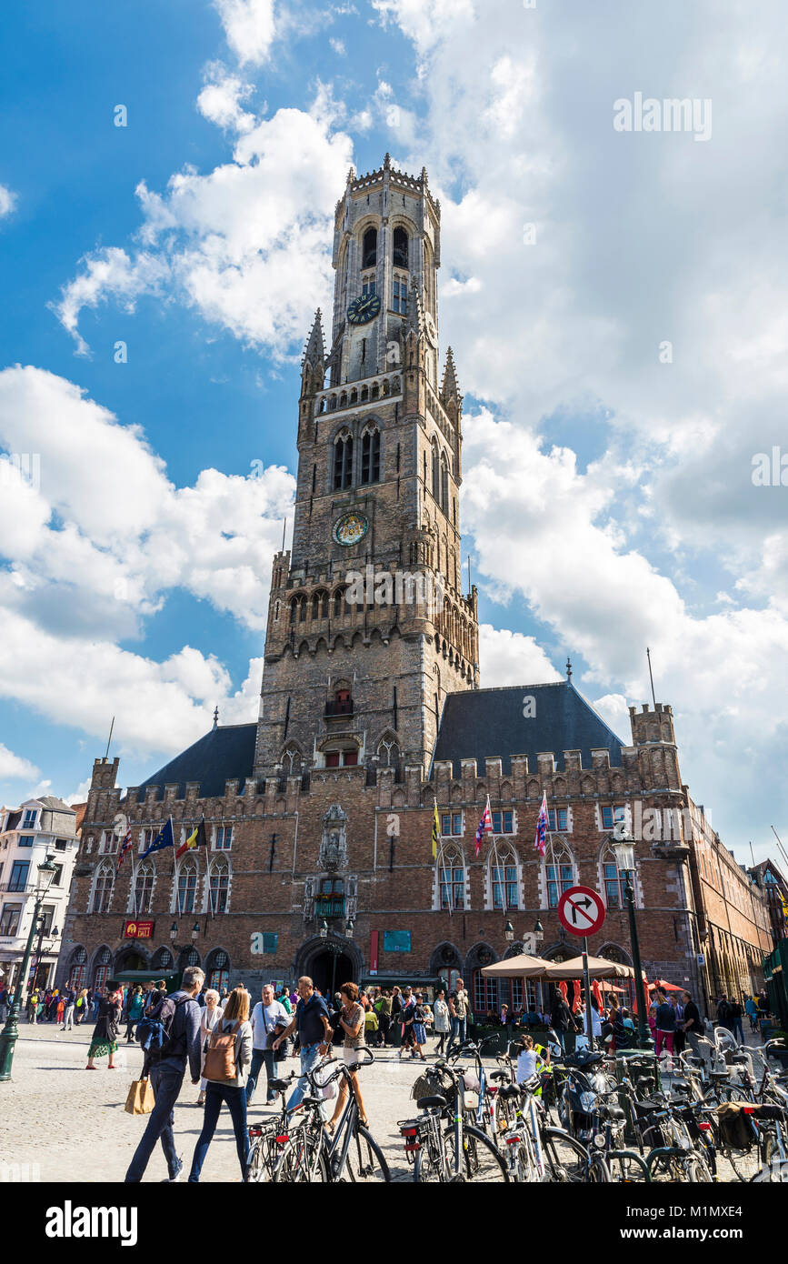 Bruges, Belgio - 31 agosto 2017: persone intorno del Campanile, un campanile medievale nel centro storico di Bruges, Belgio Foto Stock