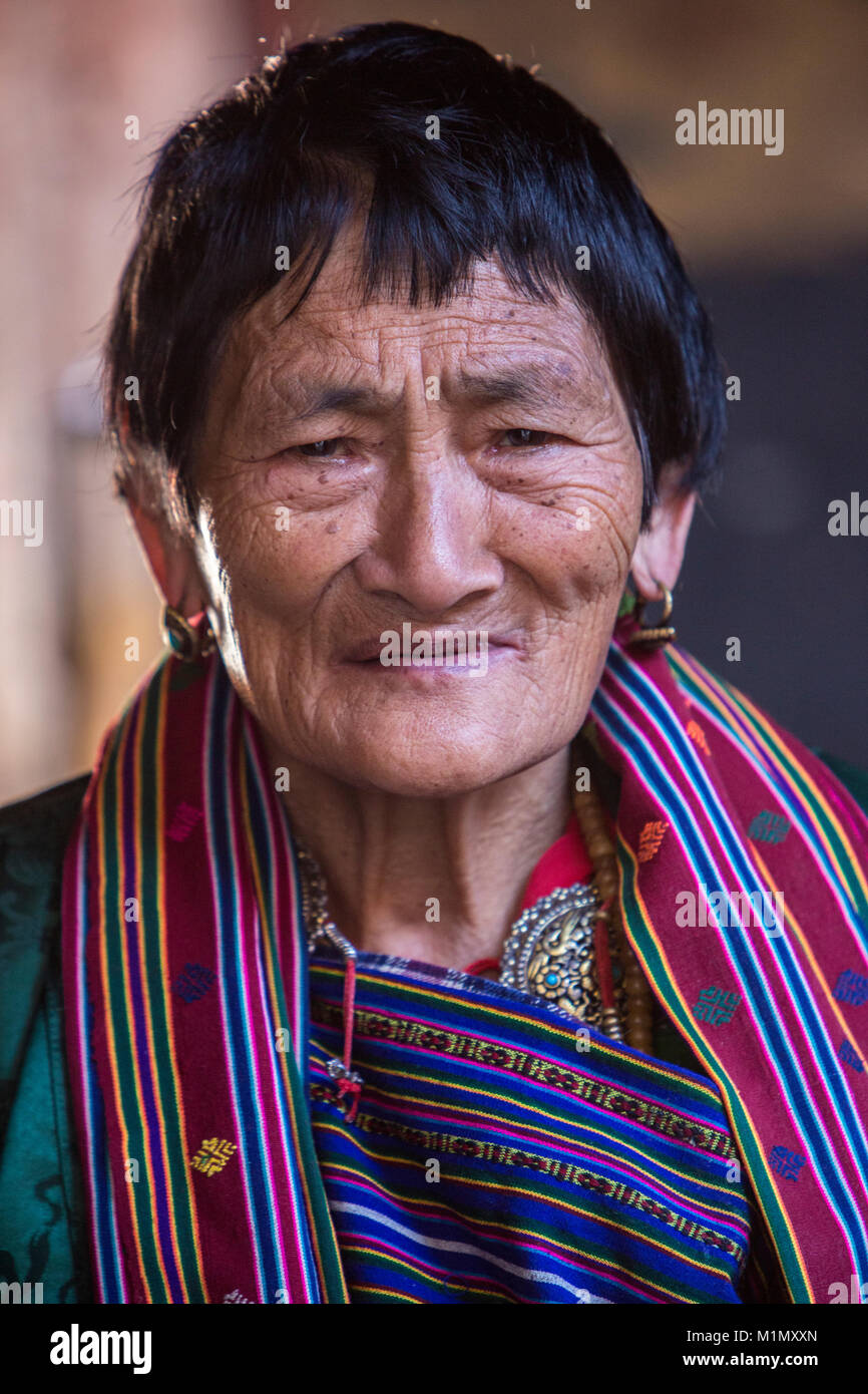 Jambay Lhakhang, Bumthang, Bhutan. Donna bhutanesi. Foto Stock