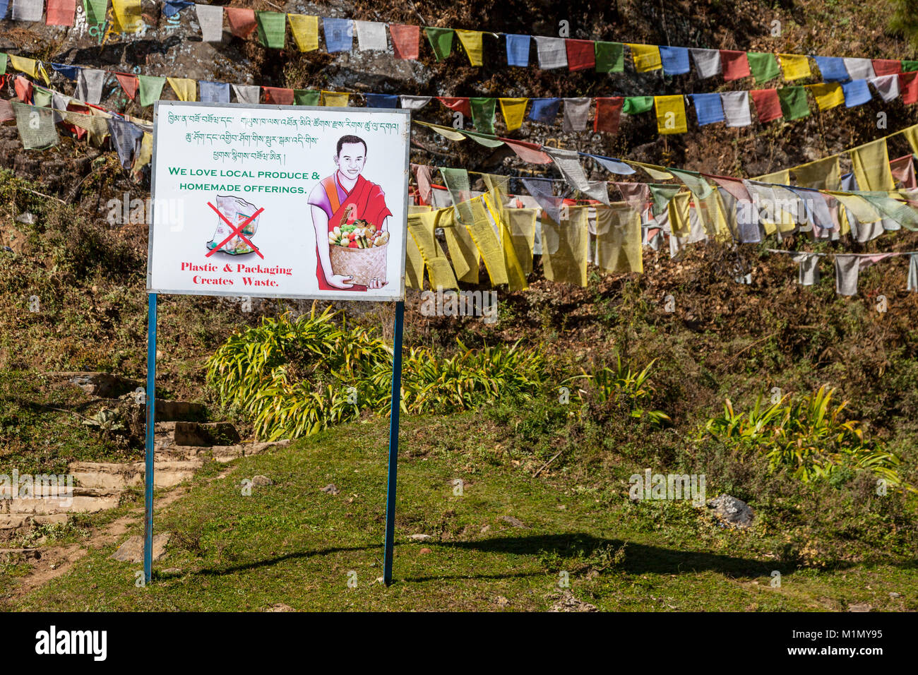 Bumthang, Bhutan. Segno ambientale, scoraggiare i rifiuti plastici, incoraggiando localmente-coltivate alimentari. Da Enbtrance di Kurje Lhakhang tempio. Foto Stock