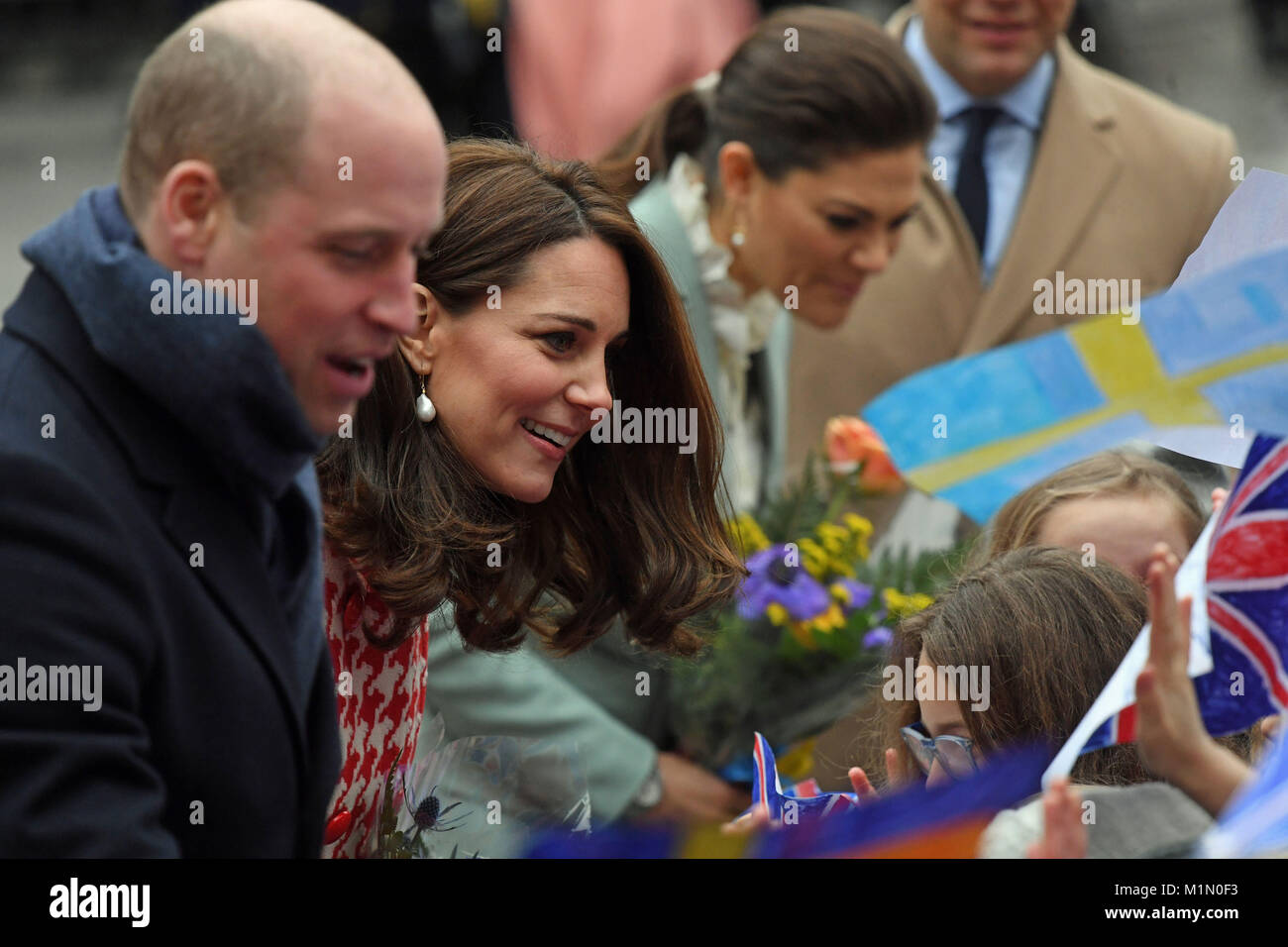 Il Duca e la Duchessa di Cambridge, accompagnato dalla principessa ereditaria Vittoria di Svezia, arrivano alla scuola Matteusskolan di Stoccolma dove si incontreranno i bambini che hanno preso parte al programma di filo durante uno dei loro centri di salute mentale di sessioni di attività. Foto Stock