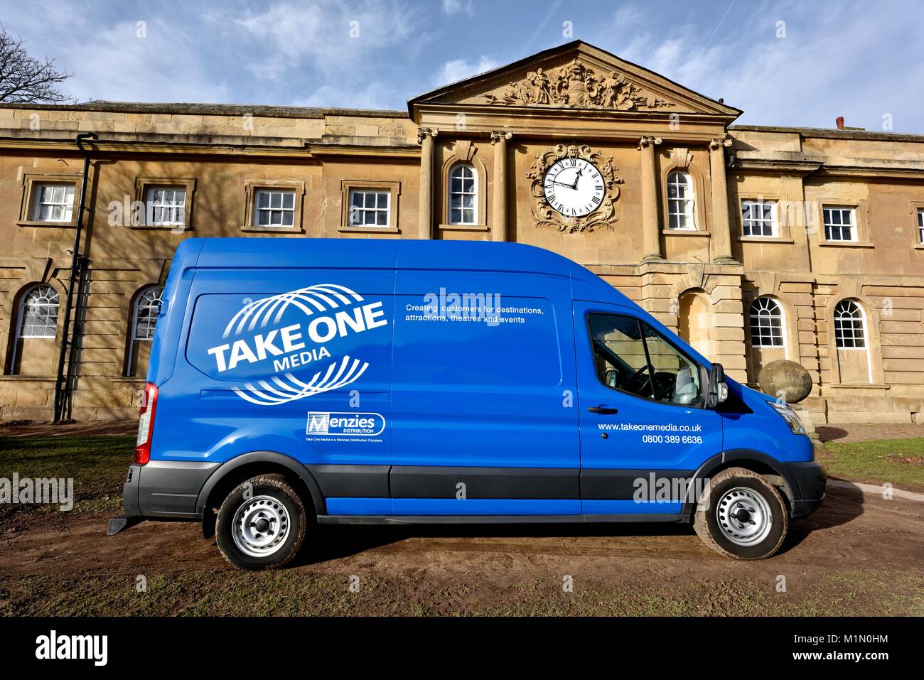 Prendete una media van parcheggiato in Wollaton Park Nottingham England Regno Unito Foto Stock