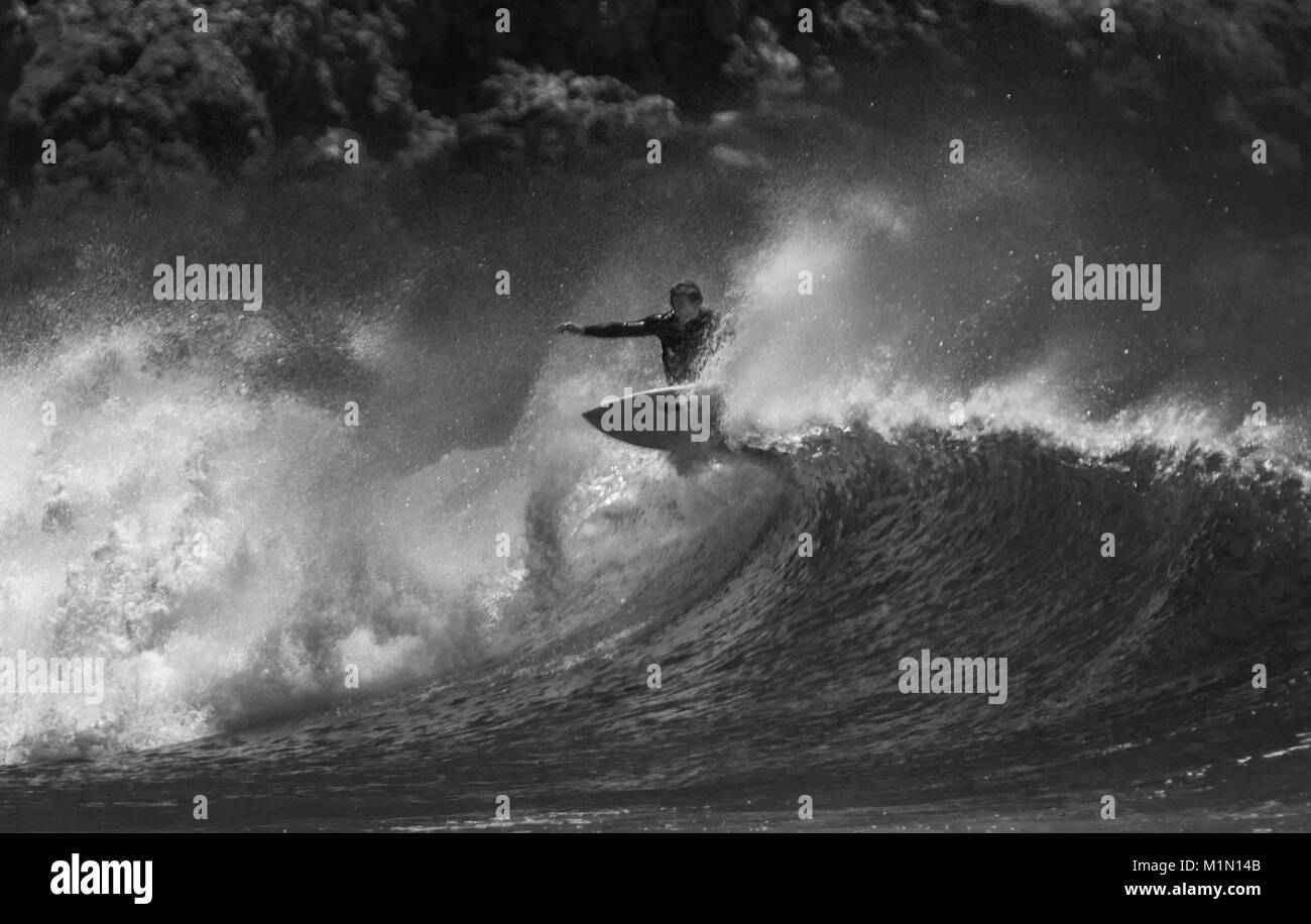 Surfer su un'onda Foto Stock