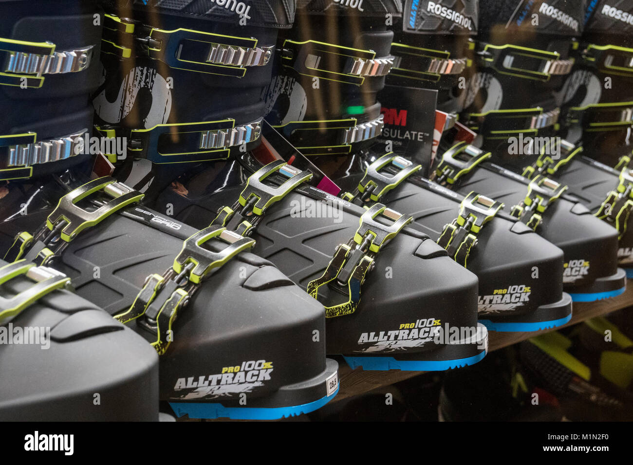 Fila od Rossignol scarponi da sci nella vetrina di un negozio nel centro commerciale di Les Menuires francesi nella regione di sci delle 3 Valli Foto Stock