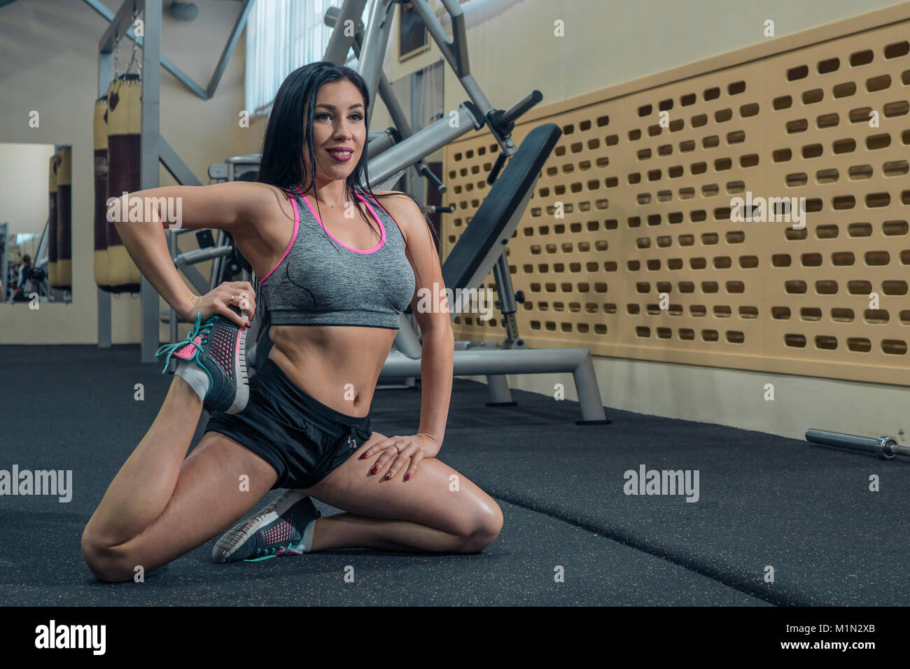 Giovane donna facendo il warm-up per la legatura a spago. Stretching. Sport Foto Stock