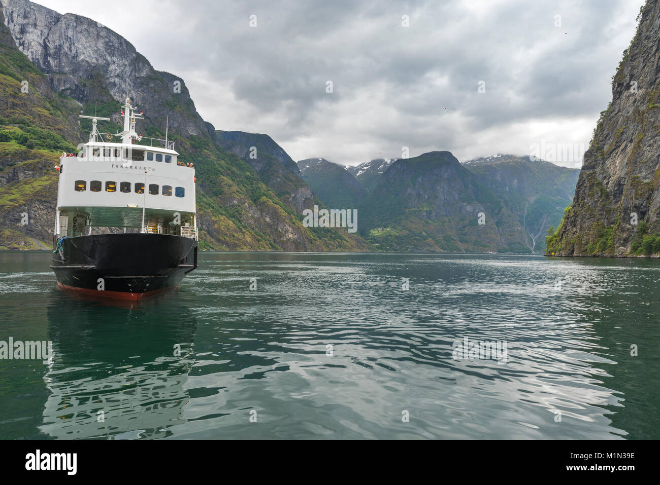 Crociere in traghetto nel fiordo con il panorama delle montagne scoscese, Undredal, Aurlandsfjorden, Norvegia, Scandinavia, comune di Aurland, Sognefjorden Foto Stock