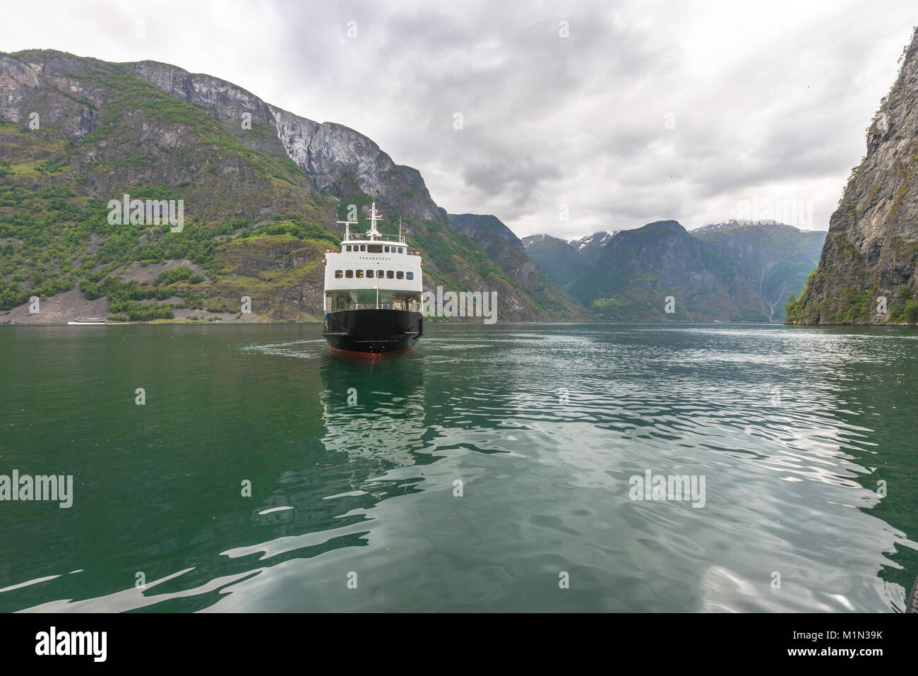 Crociere in traghetto nel fiordo con il panorama delle montagne scoscese, Undredal, Aurlandsfjorden, Norvegia, Scandinavia, comune di Aurland, Sognefjorden Foto Stock