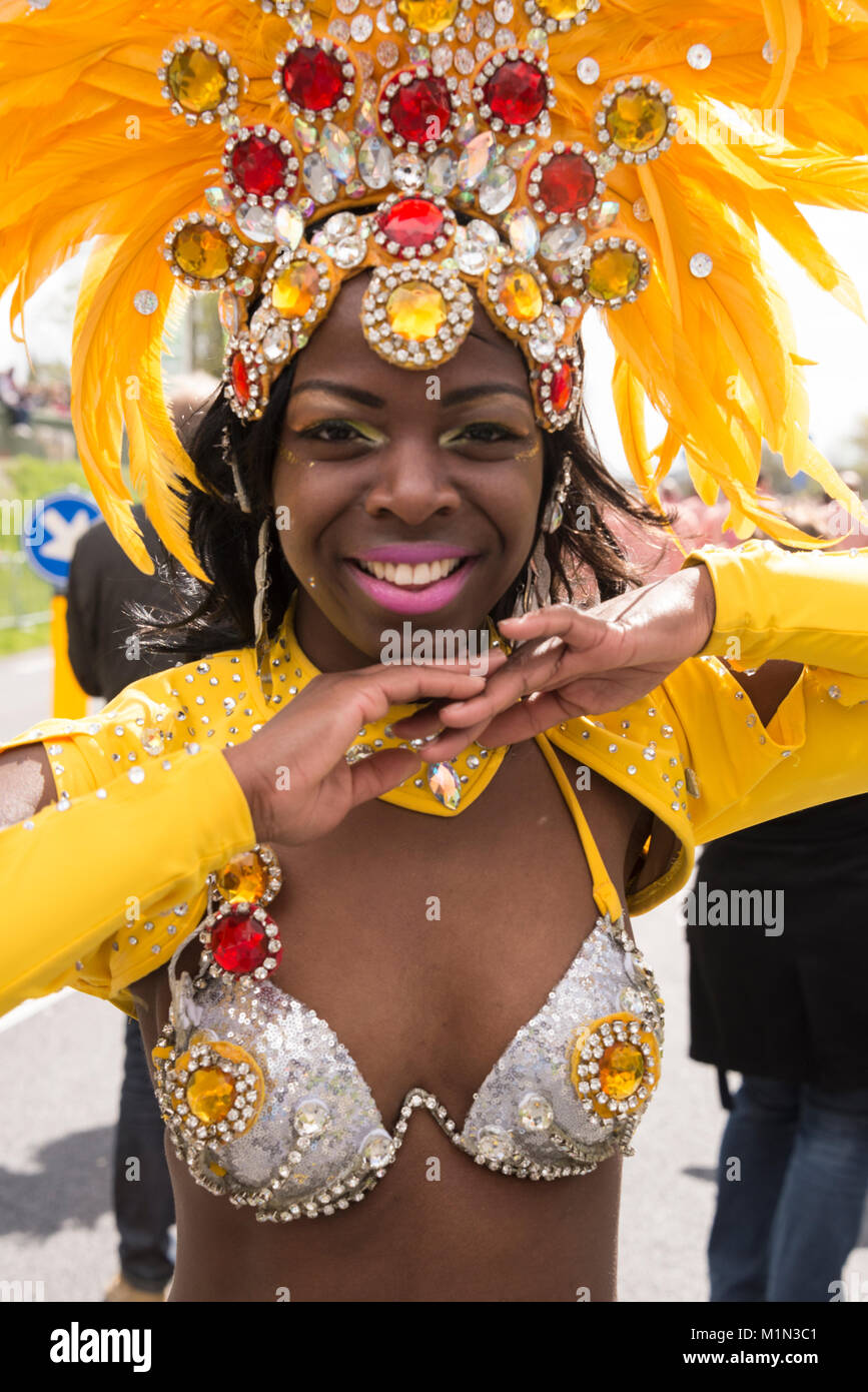 Prendendo parte al fiore annuale parade presso il famoso Tulip giardini Keukenhof in Olanda è un brasiliano dance troupe profumazione alla folla. Foto Stock