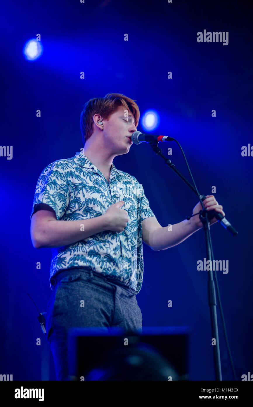 Il talentuoso cantante norvegese, compositore e musicista dePresno esegue un concerto dal vivo a Bastionen, Bergenhus festning a Bergen. Norvegia, 18/08 2016. Foto Stock