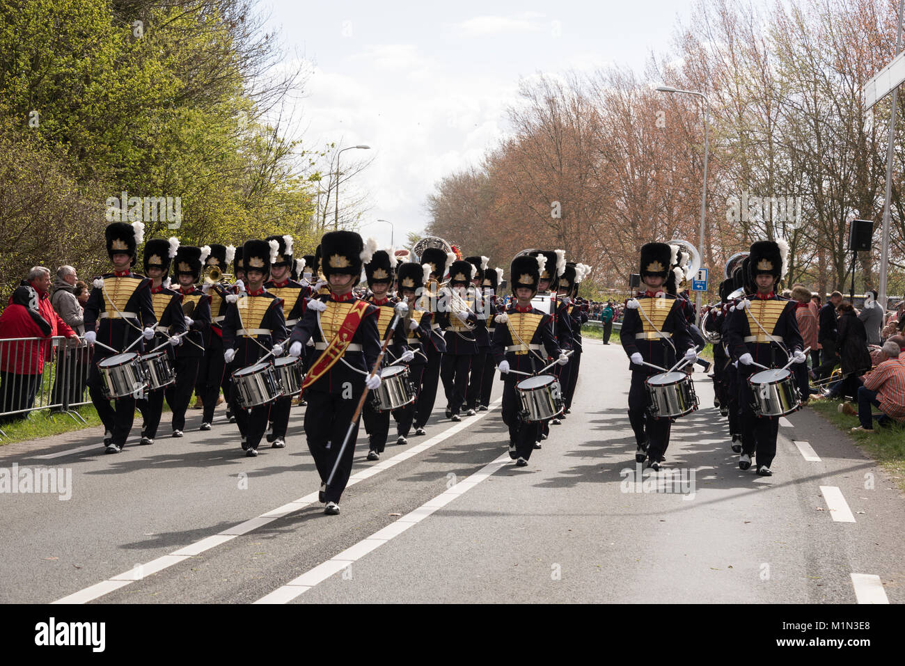 Il tamburo e Showband Adest Musica, una marching band da Sassenheim in Olanda, prendendo parte al fiore annuale parata. La sfilata prevede venti Foto Stock