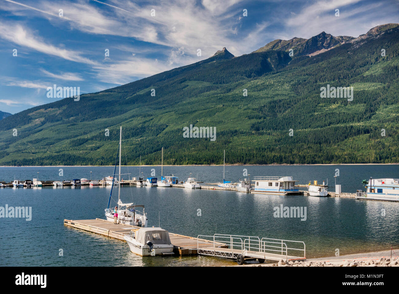 Marina a freccia superiore Lago, Columbia River, in Nakusp, Sella montagna alla gamma di oro nelle montagne Monashee in dist, British Columbia, Canada Foto Stock