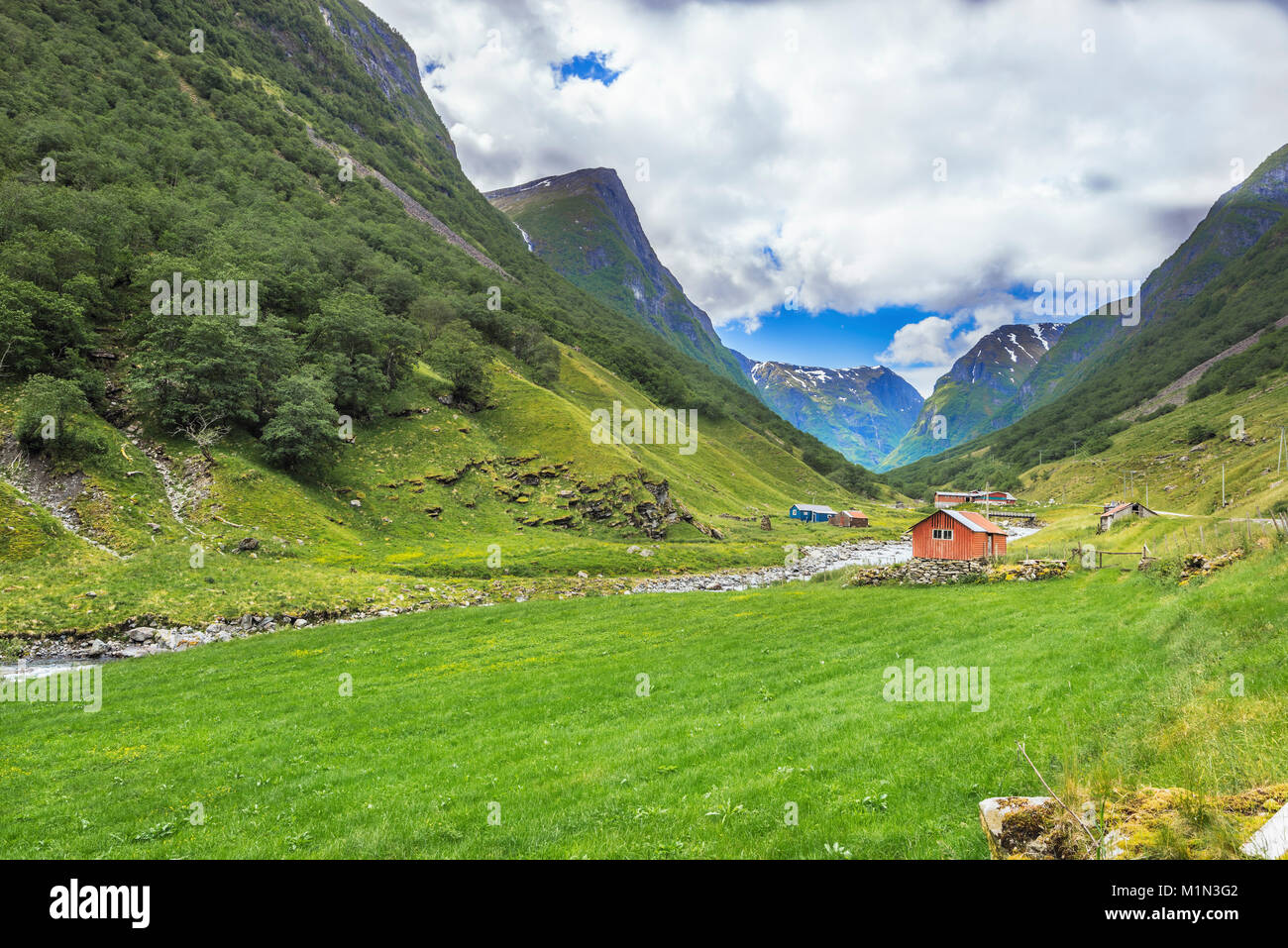 Tipica fattoria di capra tra le montagne della valle Undredalen, comune di Aurland, Undredal al Aurlandfjorden, Norvegia, produzione casearia locale Foto Stock