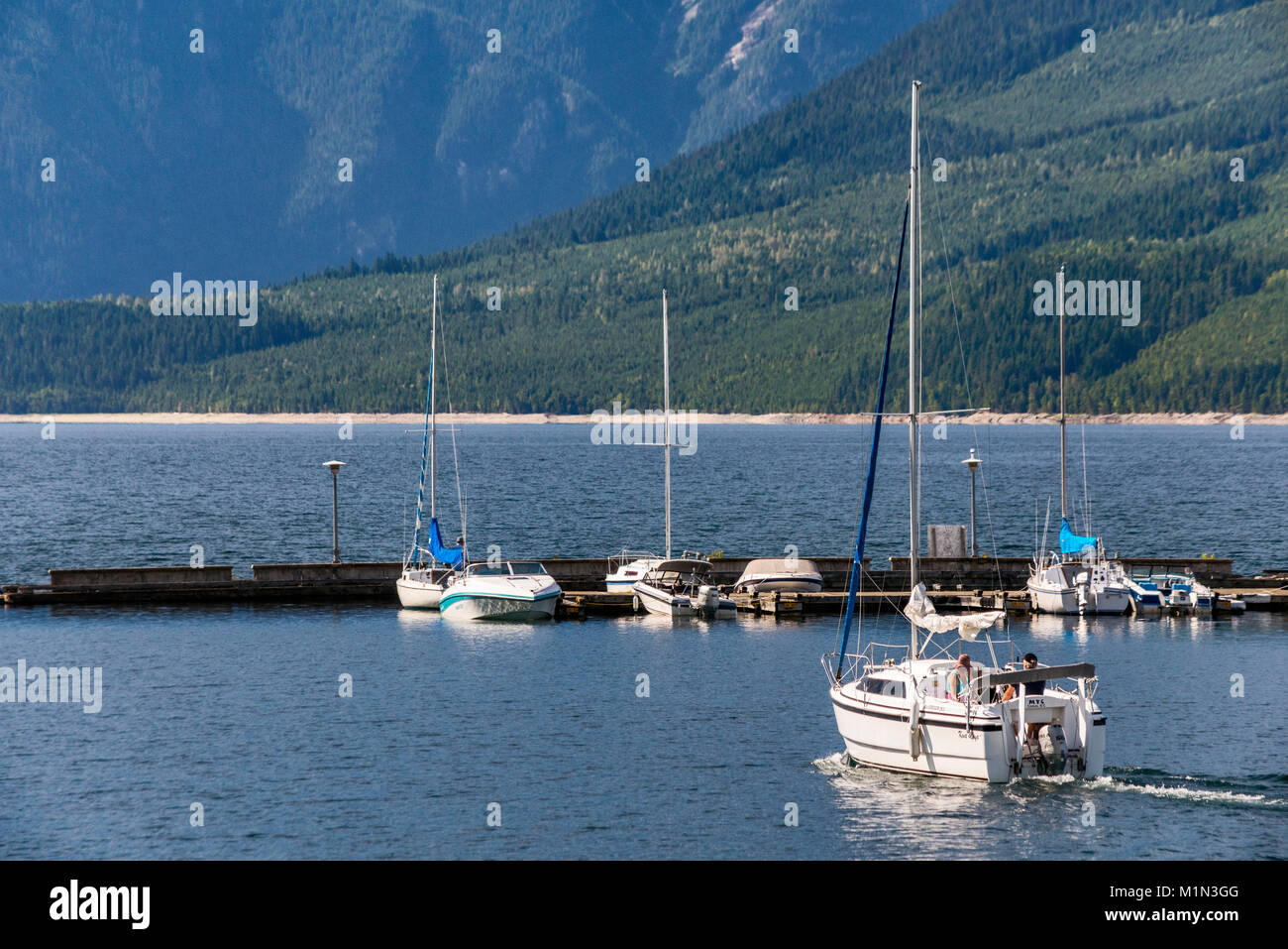 Marina a freccia superiore lago, un tratto del fiume Columbia, in Nakusp, West Kootenay Regione, British Columbia, Canada Foto Stock