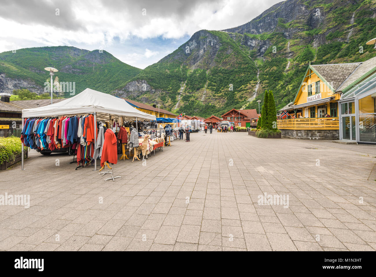 Centro turistico e mercato di Flam all'Aurlandsfjorden, Sognefjorden, Norvegia, Scandinavia, comune di Aurland Foto Stock