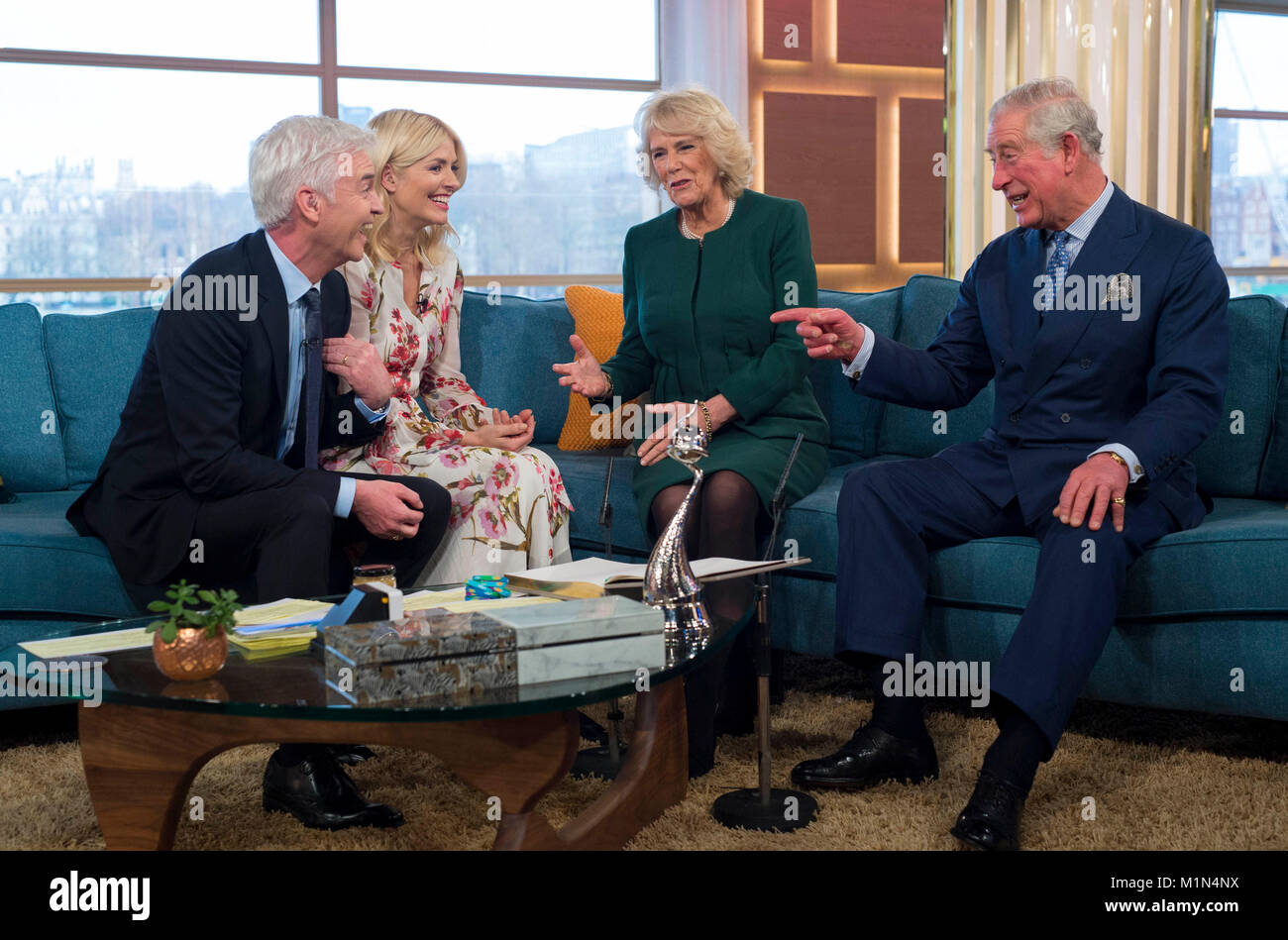 Il Principe di Galles e la duchessa di Cornovaglia sul "Questa mattina' divano con Holly Willoughby e Philip Schofield durante una visita a Londra Centro Televisivo, Lambeth, per celebrare il novantesimo anniversario della Royal società televisive. Foto Stock