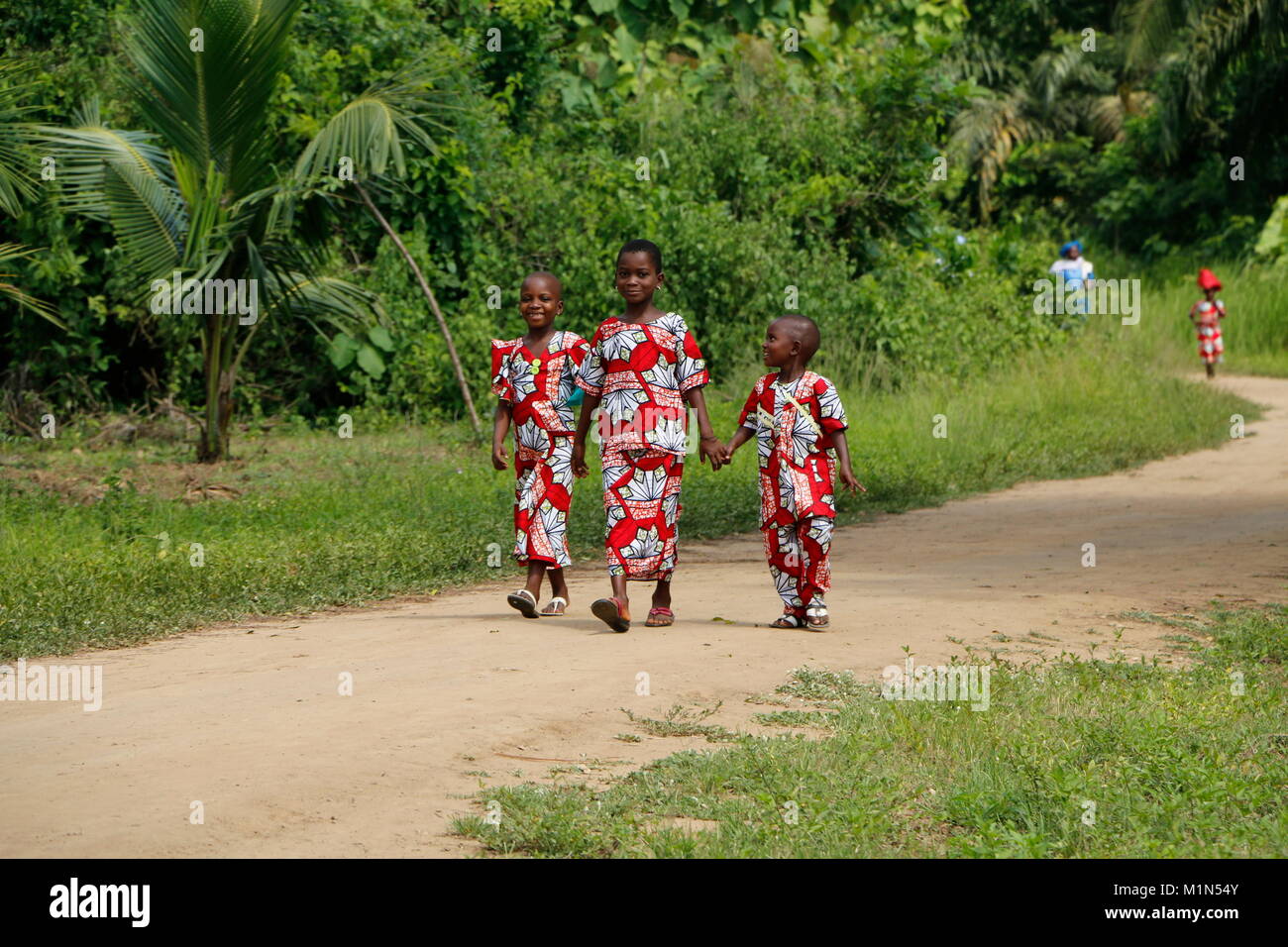 Festa di Pasqua con musica, canto e danza in un villaggio in Benin. Con eventi e celebrazioni è comune di indossare la stessa stampa vestiti. Foto Stock