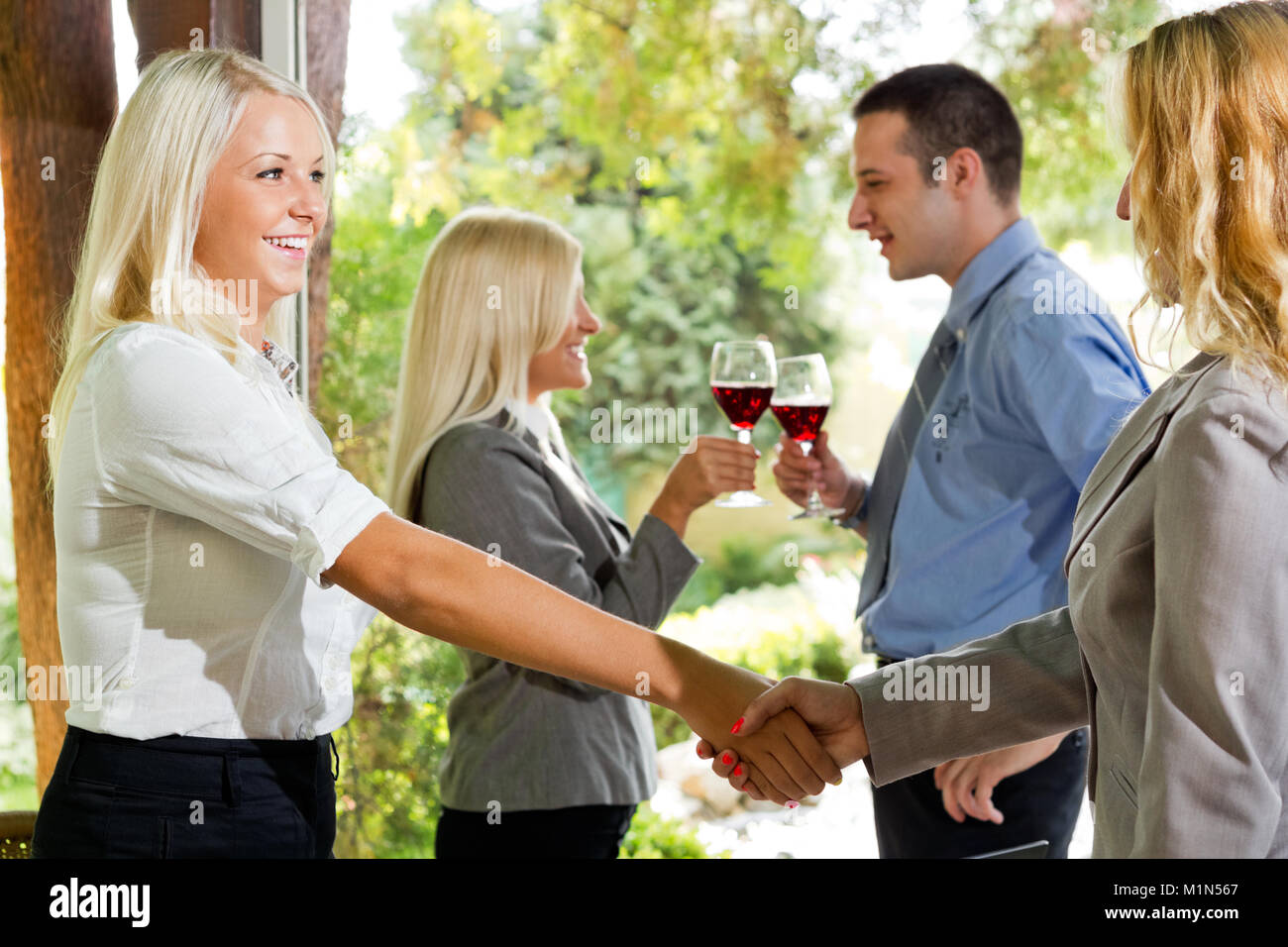 Gli imprenditori nel ristorante fare un accordo Foto Stock