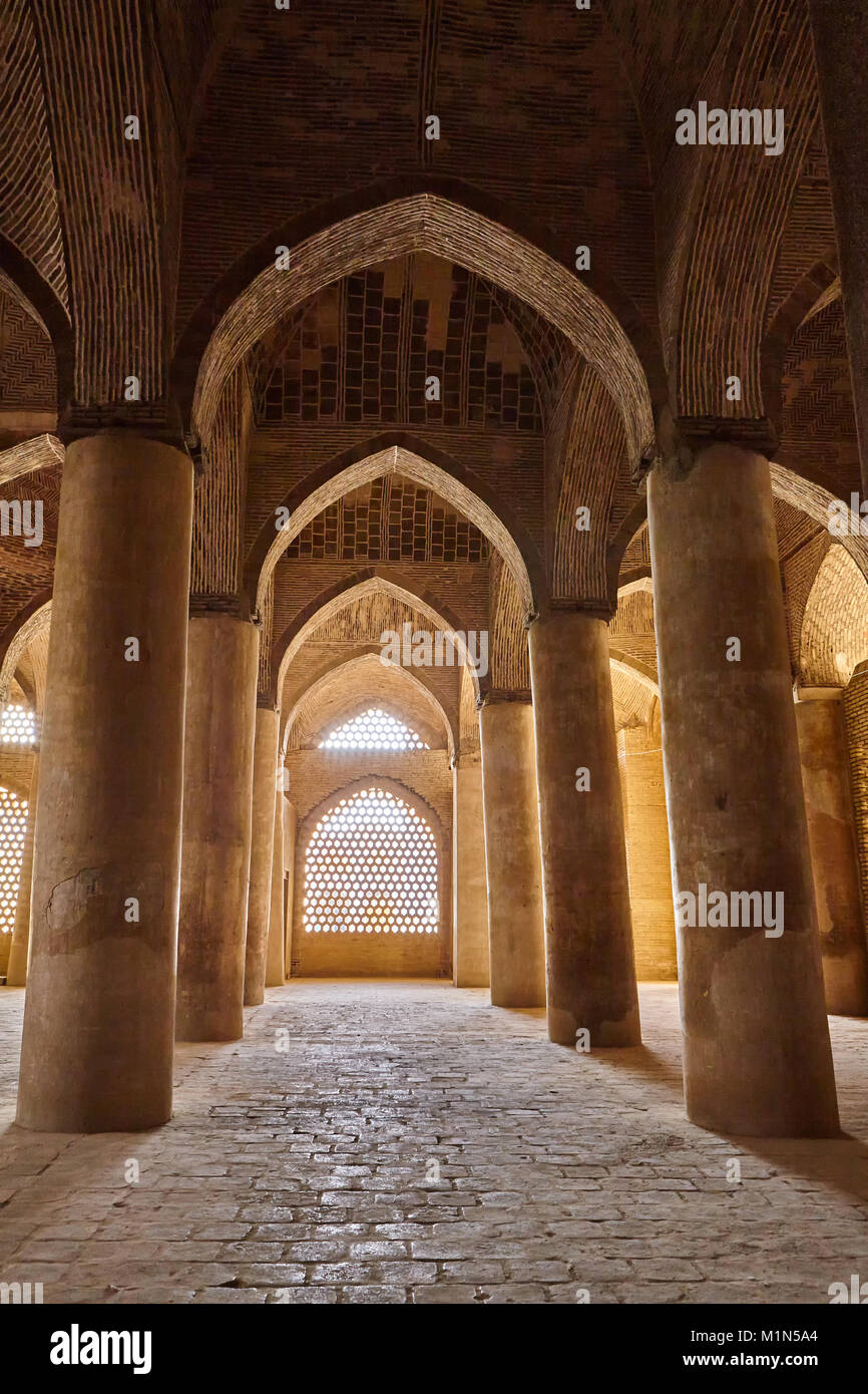 Isfahan, Iran - 24 Aprile 2017: bella iraniano moschea Jame con alte colonne e windows. Foto Stock