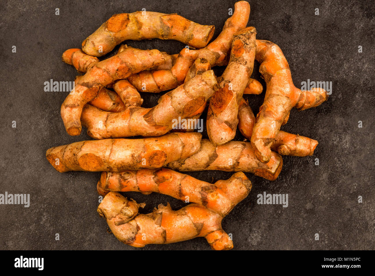 Crudo fresco delicato crudo e sapido Curcuma la cottura Spice contro uno sfondo nero Foto Stock