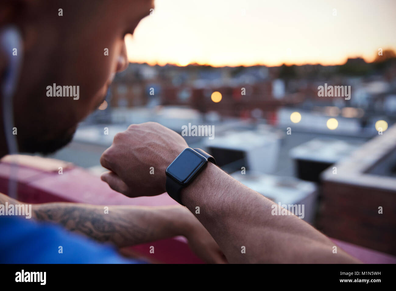 Urbano maschio runner controlla app fitness su smartwatch, close up Foto Stock