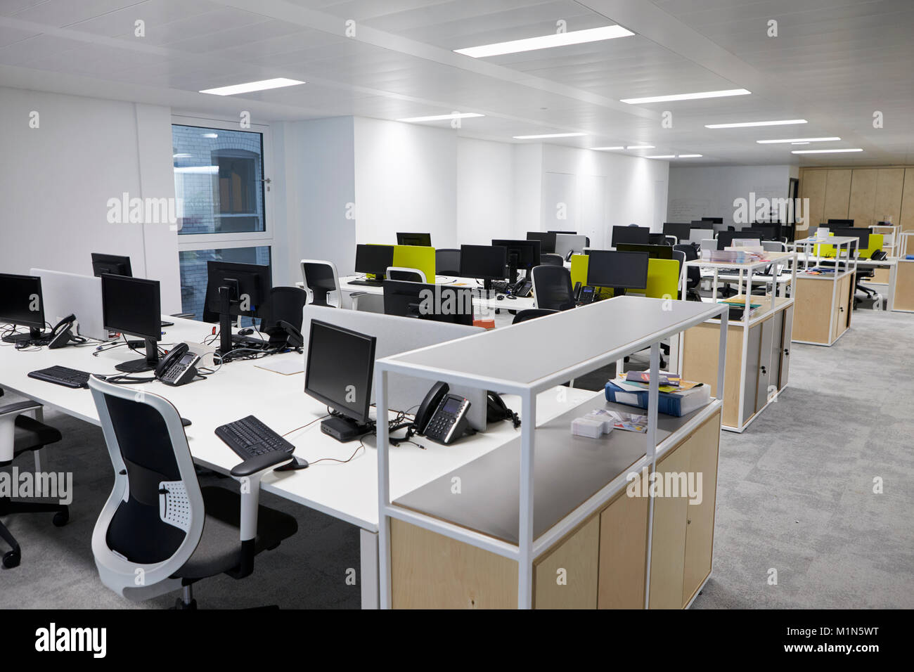 Svuotare un piano aperto un ufficio con più postazioni di lavoro Foto Stock