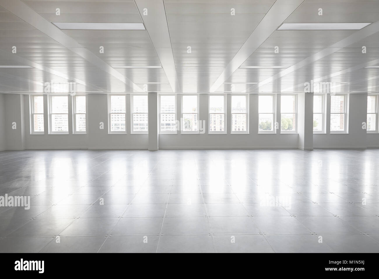Vacante in un piano aperto uno spazio ufficio con windows Foto Stock