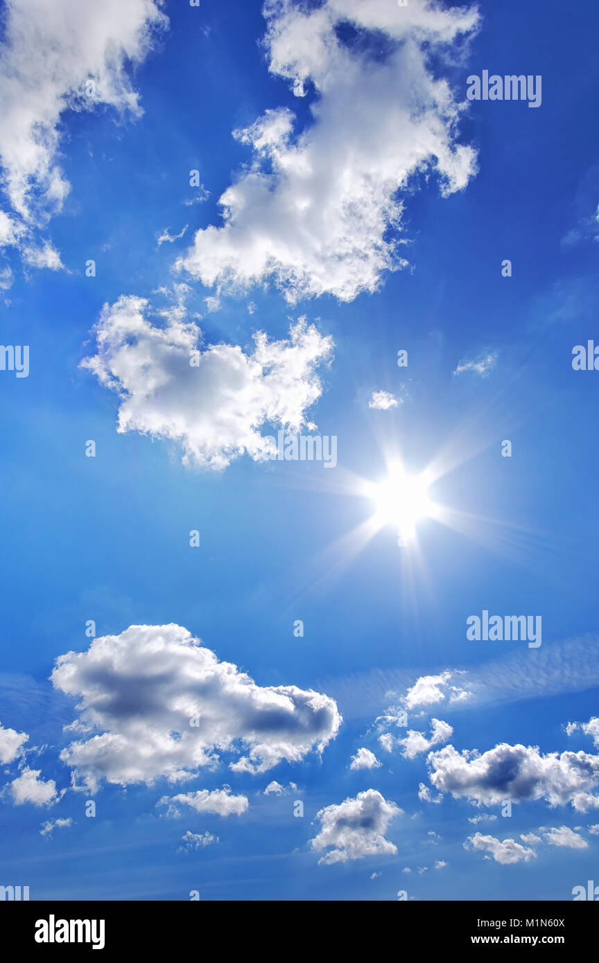 Profondo cielo blu con nuvole a giornata di sole. Foto Stock