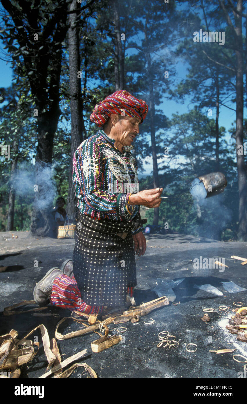 Guatemala. Chichicastenango. Maya indiano. Sciamano. Santuario della Pascual Abaj (sacrificio-pietra). Offerte. Foto Stock