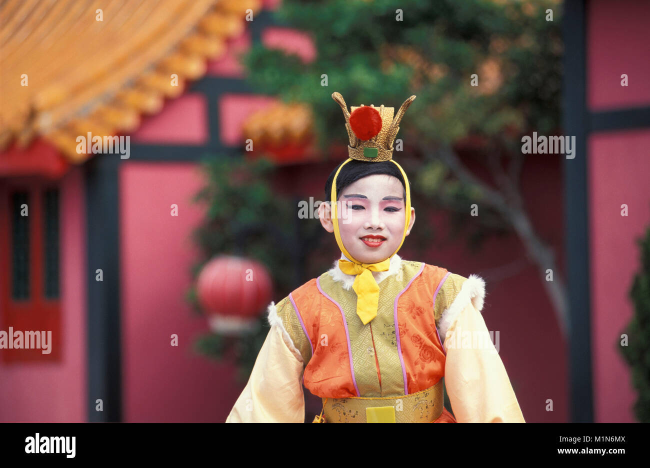 Cina. Hong Kong. Ragazzo realizzata fino ad Opera Cinese. Ritratto. Foto Stock