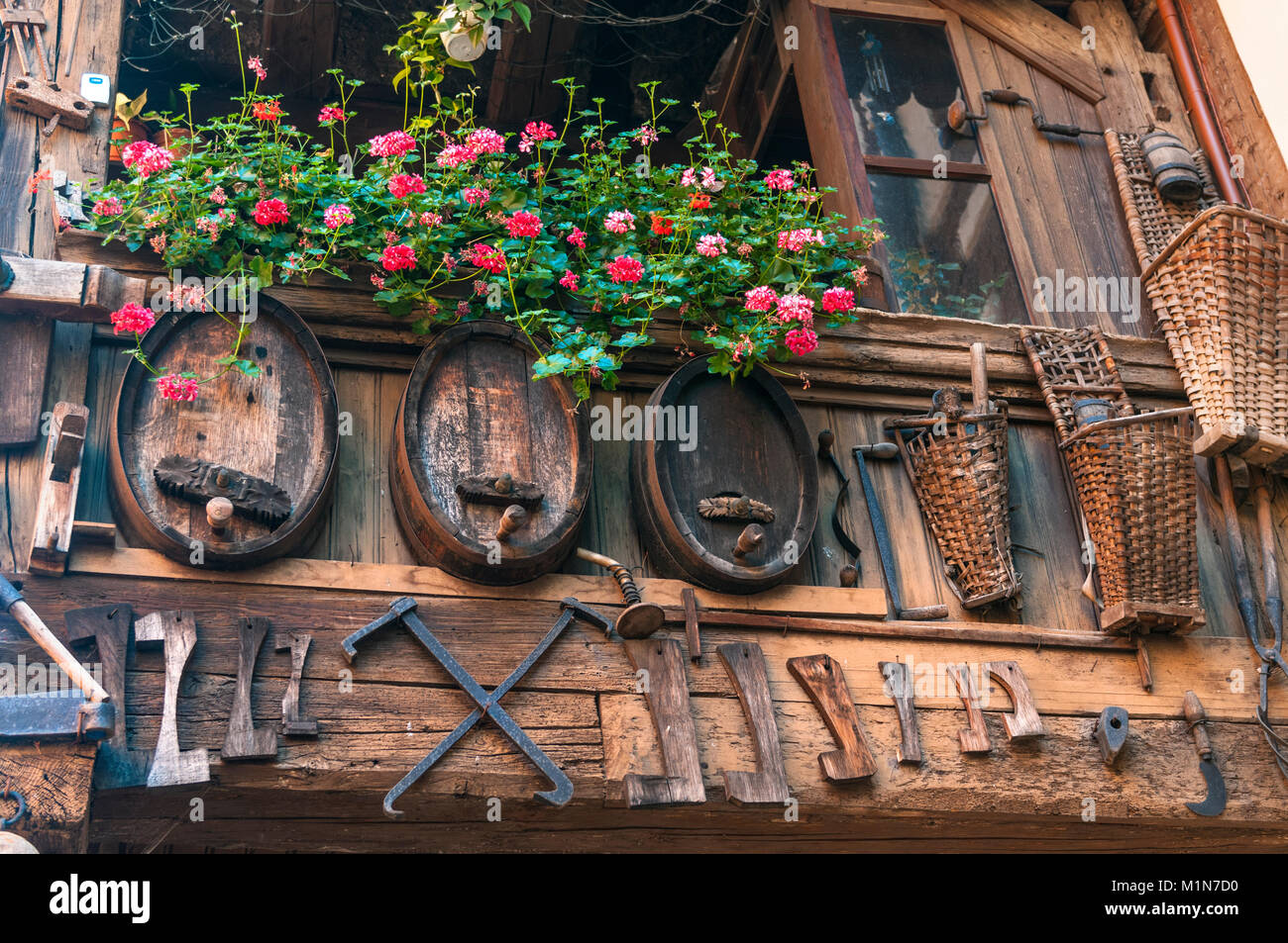 Vinificazione display strumenti cantina vini pregiati manufatti di forma floreale rustico window display esterno Cantina Viticoltori home Riquewihr Alsace Francia Foto Stock