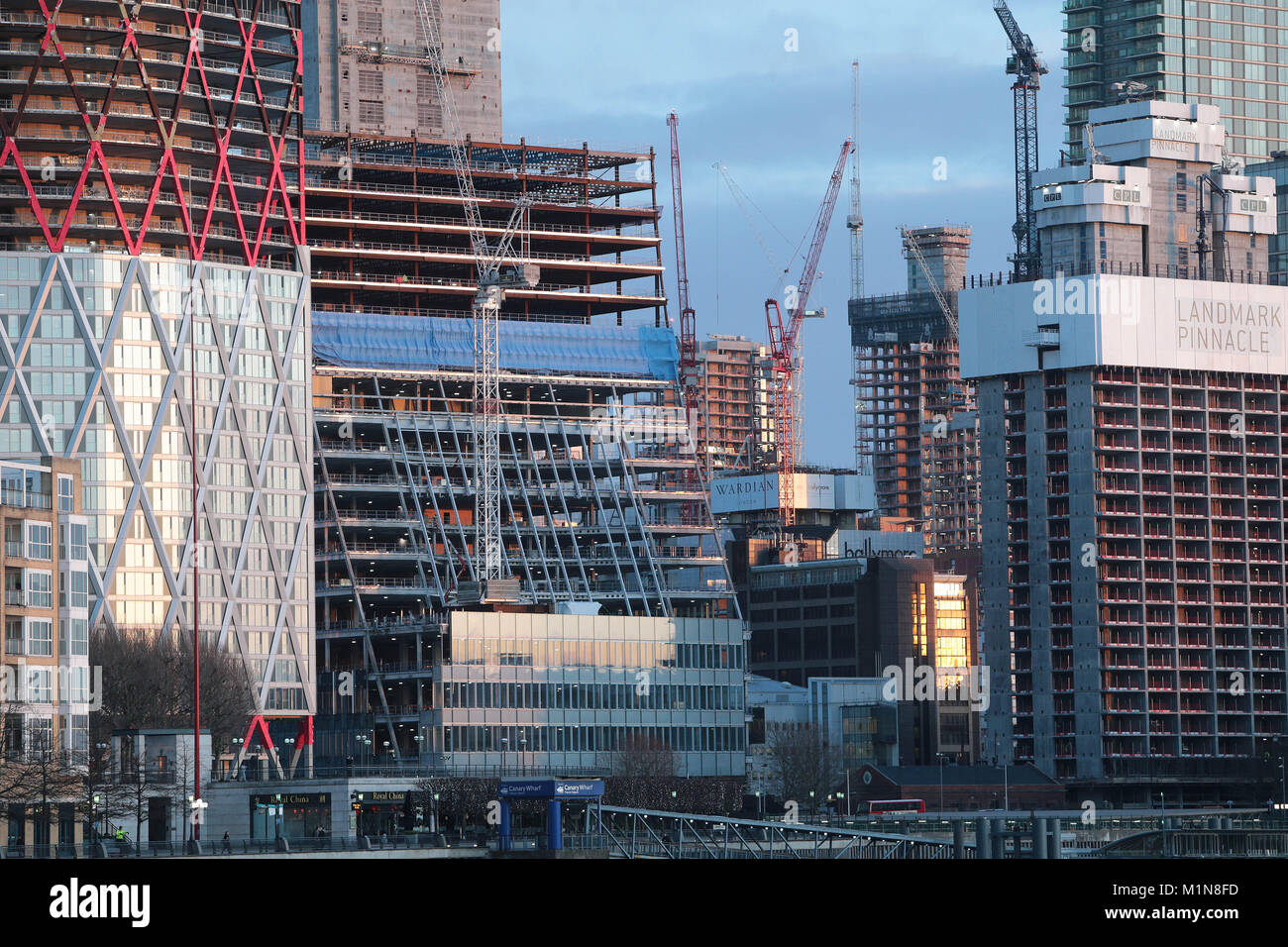 Siti di costruzione sul Canary Wharf Estate edificio torre alta blocchi. Foto Stock