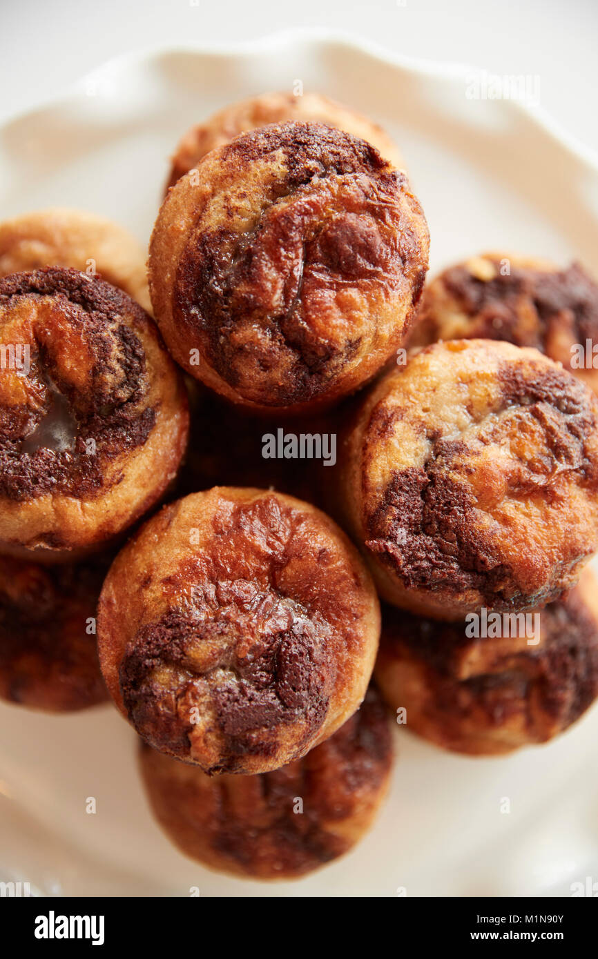 Display del pane appena sfornato ciambelle alla cannella In Coffee Shop Foto Stock