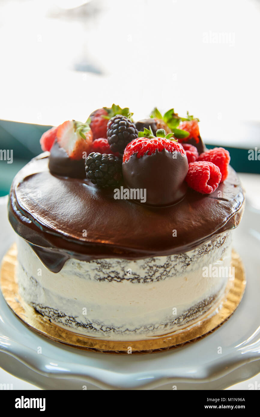 Torte fresche con glassa di crema di burro su supporto Foto Stock
